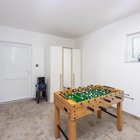Case de vacanță Neue Und Moderne Mit Privatpool, Kicker, Bbq, Liegebereich Tribalj (Primorsko-Goranska)